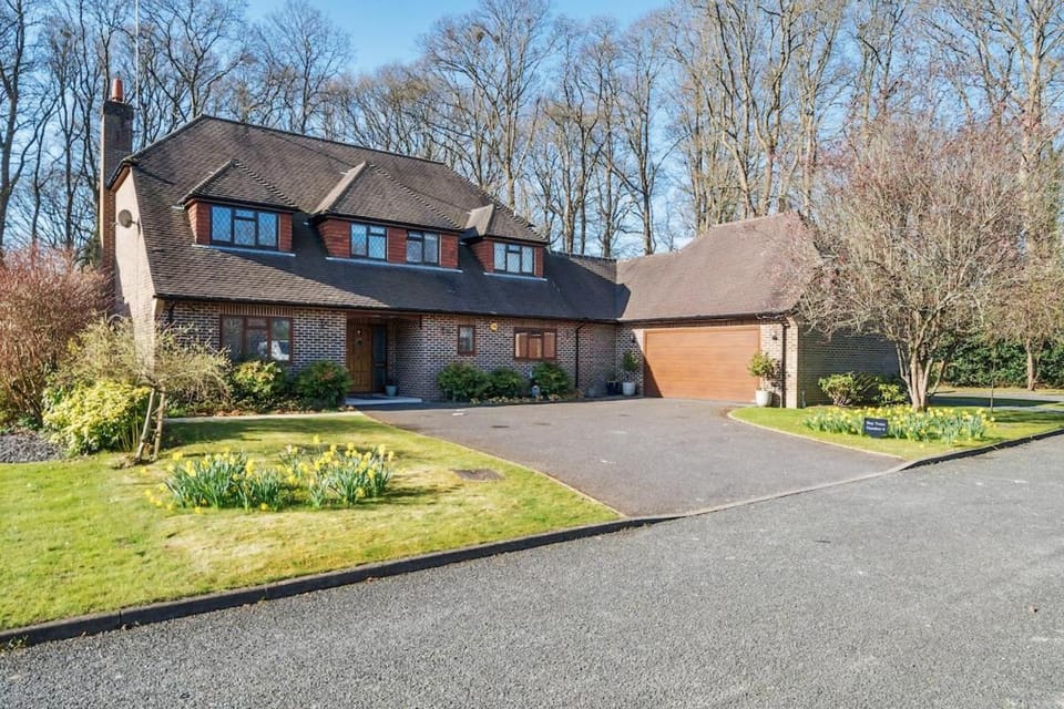 Little Bay Trees, A Home Away from Home Apartment in Horsham District