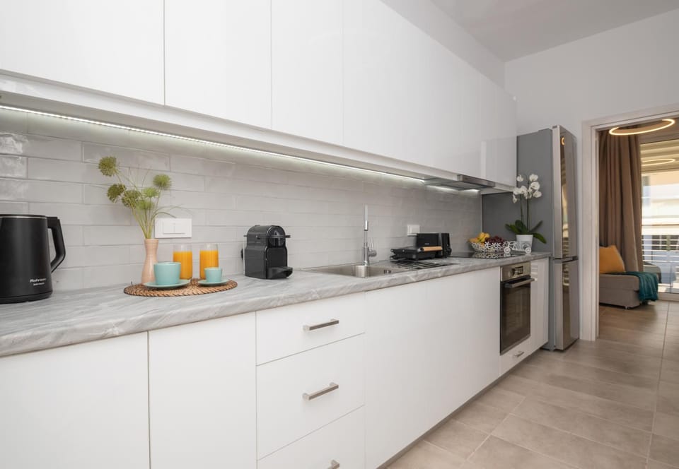 Coffee/tea facilities, Kitchen or kitchenette, minibar, oven, stove, toaster