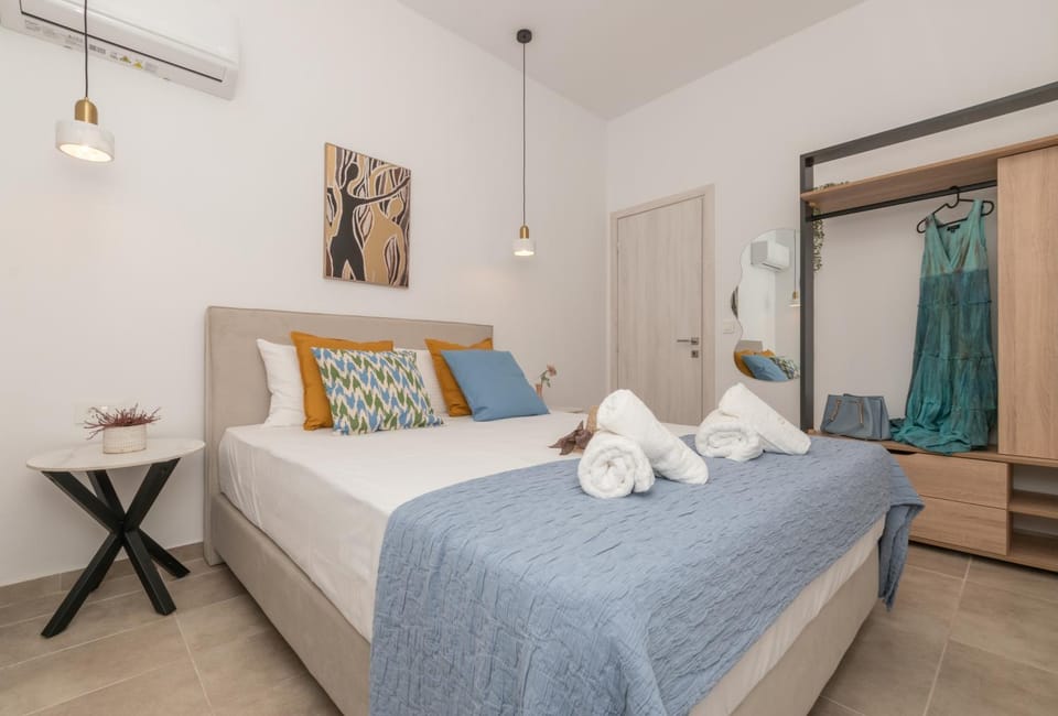 Bed, Photo of the whole room, Bedroom, towels, air conditioner