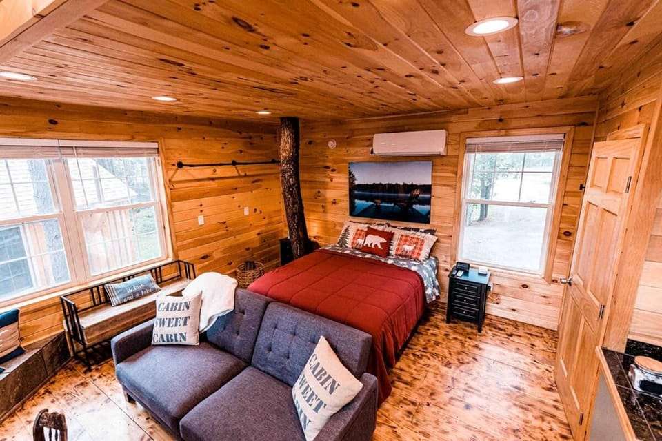Unique Pet Friendly Treehouse with Hot Tub on the Edges of Belgrade Stream with Direct Access to Messalonskee Lake, Maine House in Sidney