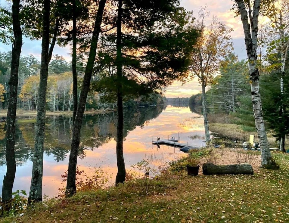Unique Pet Friendly Treehouse with Hot Tub on the Edges of Belgrade Stream with Direct Access to Messalonskee Lake, Maine House in Sidney