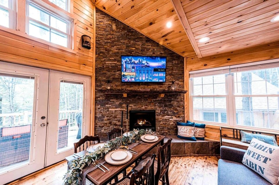Unique Pet Friendly Treehouse with Hot Tub on the Edges of Belgrade Stream with Direct Access to Messalonskee Lake, Maine House in Sidney