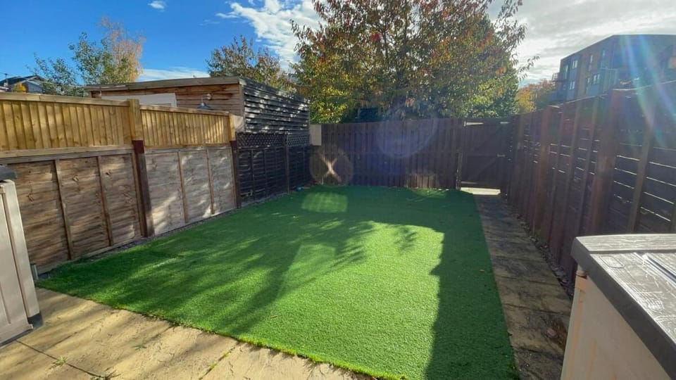 New Modern 3-Bed Home FREE Parki House in Dartford