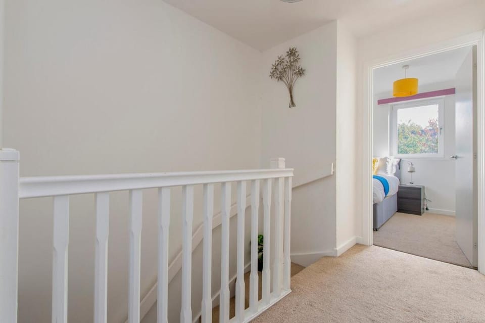 New Modern 3-Bed Home FREE Parki House in Dartford