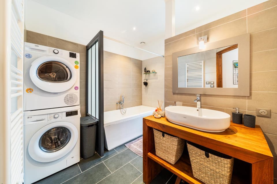 Bathroom, Bath, towels, washing machine, dryer