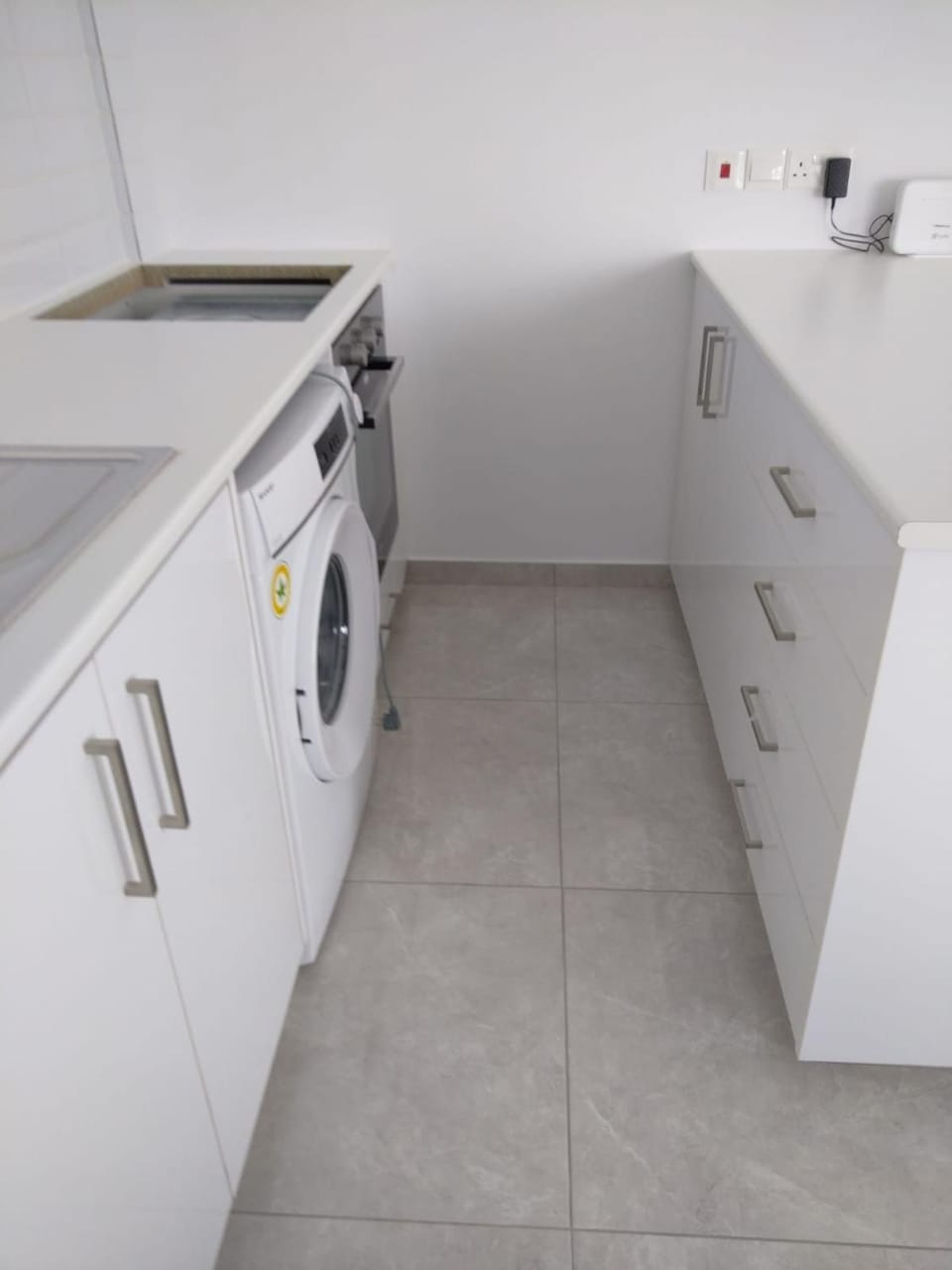 Kitchen or kitchenette, washing machine