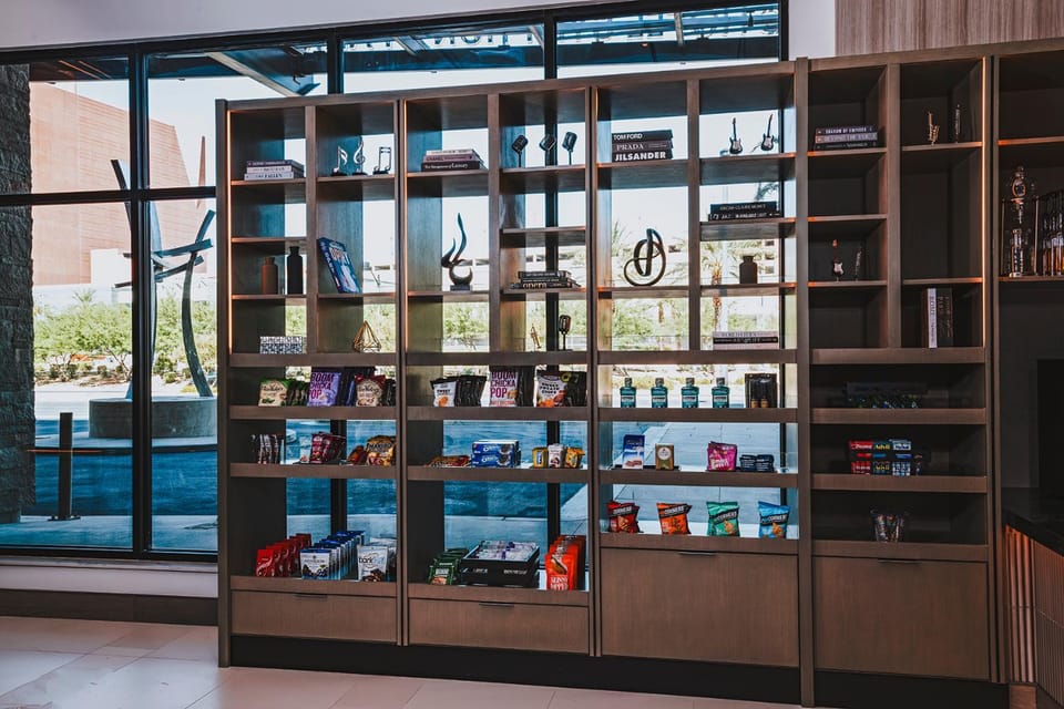 Coffee/tea facilities, Food and drinks, Food