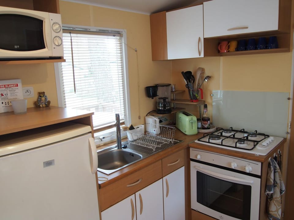 Coffee/tea facilities, Kitchen or kitchenette, stove, toaster