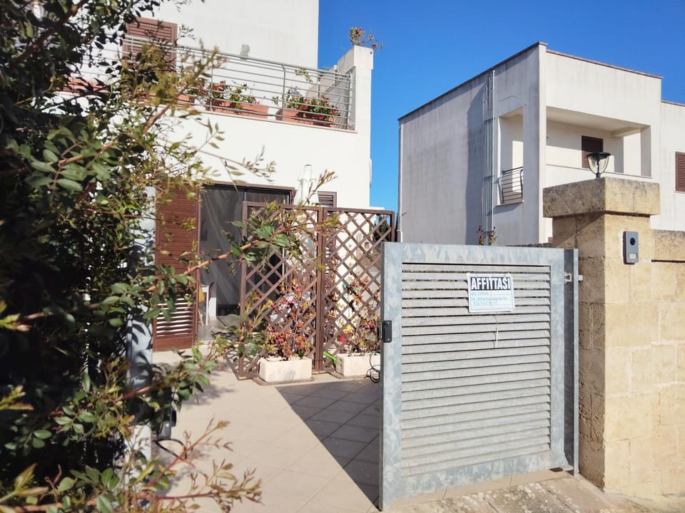 A stone's throw from the sea and garage Apartment in Apulia