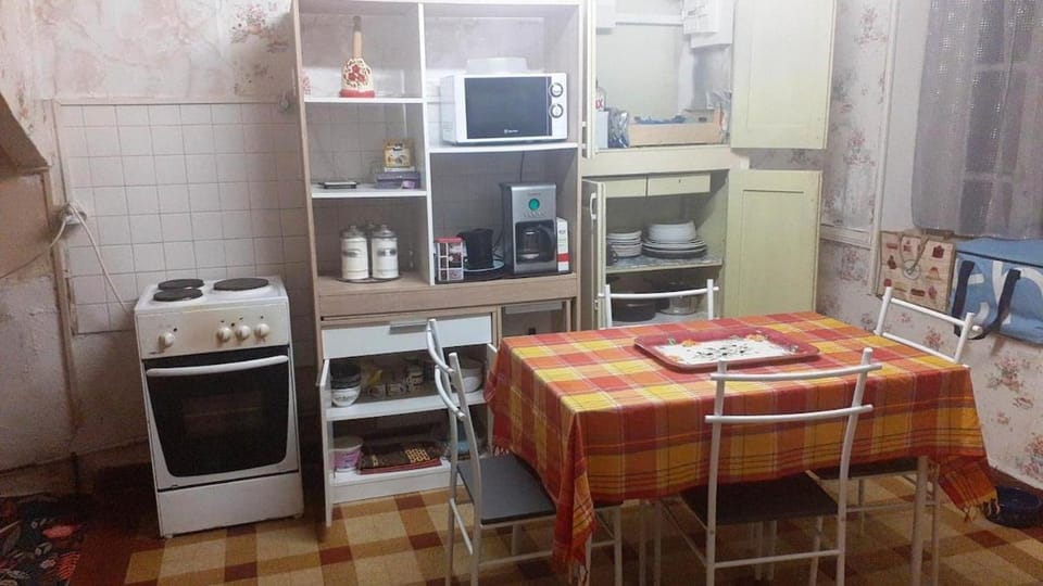 Kitchen or kitchenette, Dining area, pet friendly, stove