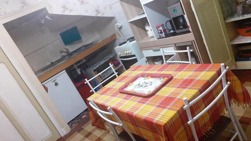 Kitchen or kitchenette, Dining area, oven, stove