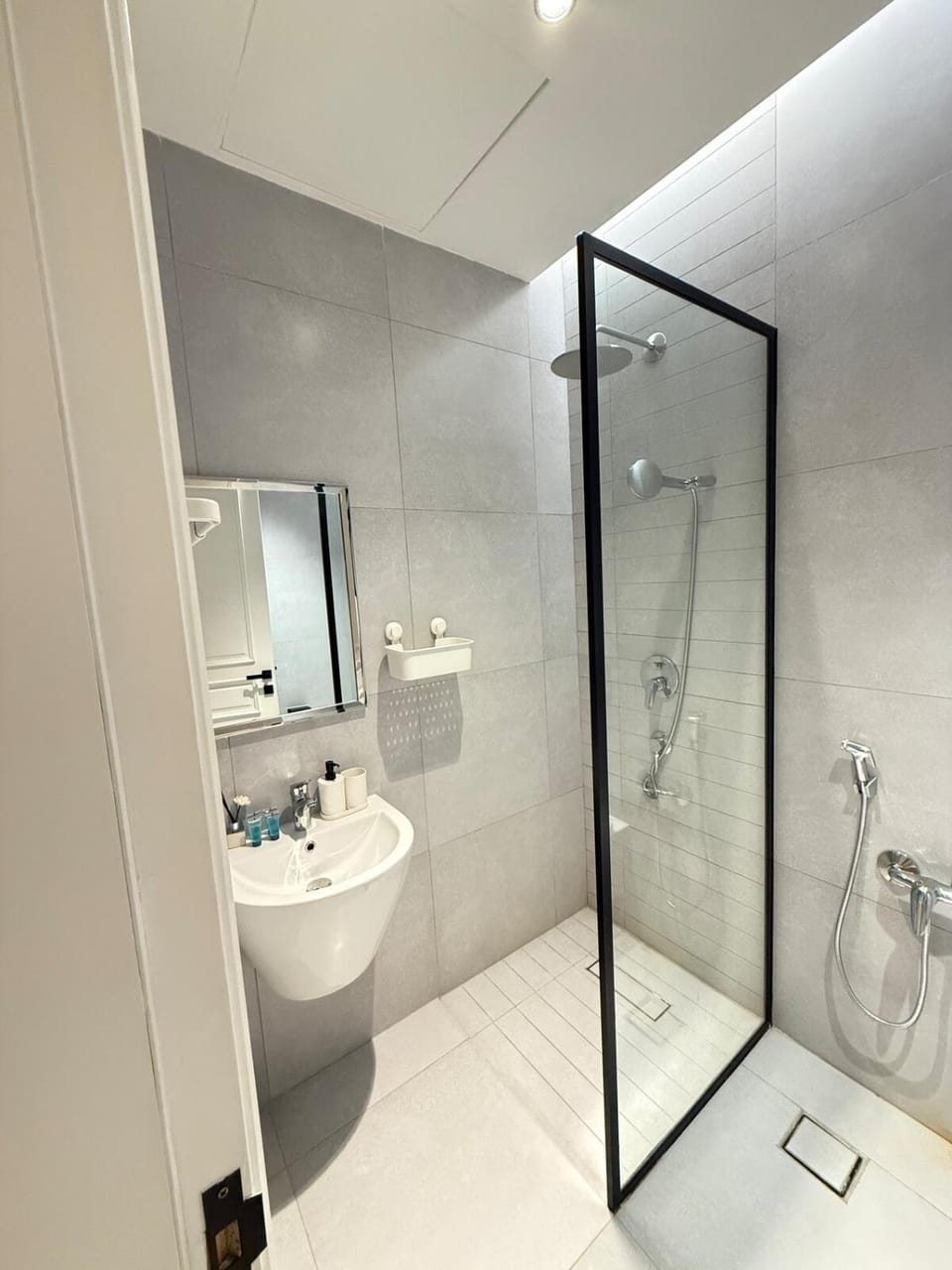 Shower, Toilet, Bathroom, towels