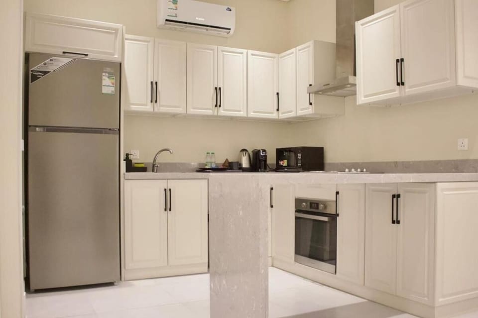 Kitchen or kitchenette, dishwasher, minibar, oven, stove, toaster