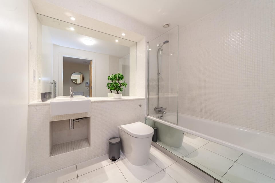 Modern 1Bed Flat with Balcony Near O2 & Greenwich Apartment in London Borough of Lewisham