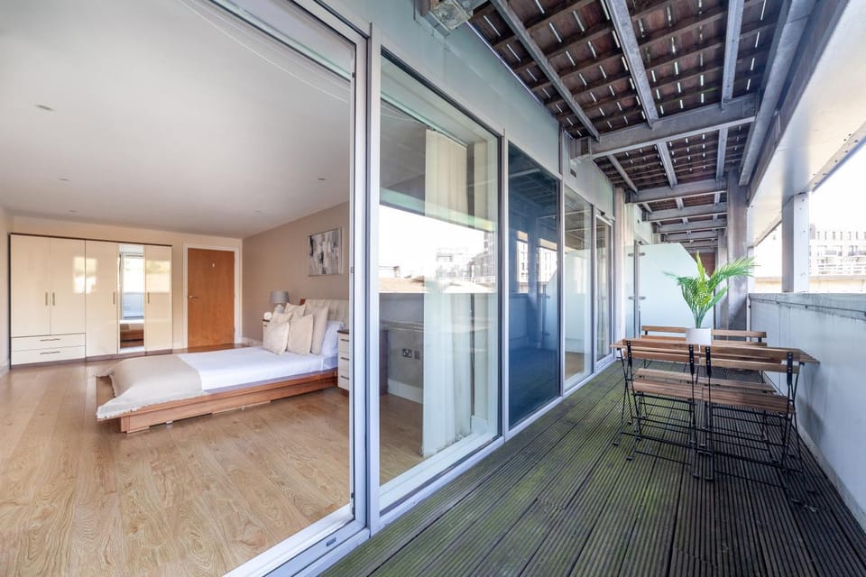 Modern 1Bed Flat with Balcony Near O2 & Greenwich Apartment in London Borough of Lewisham
