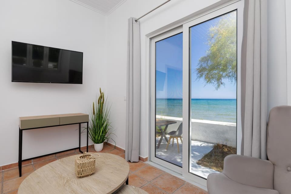 Communal lounge/ TV room, Day, Natural landscape, TV and multimedia, View (from property/room), Balcony/Terrace, Sea view