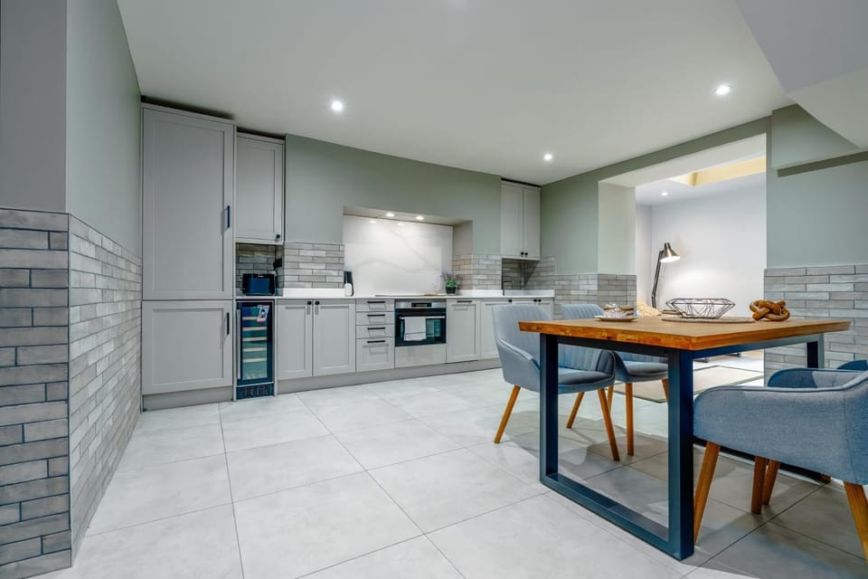 Kitchen or kitchenette, Dining area, oven, stove
