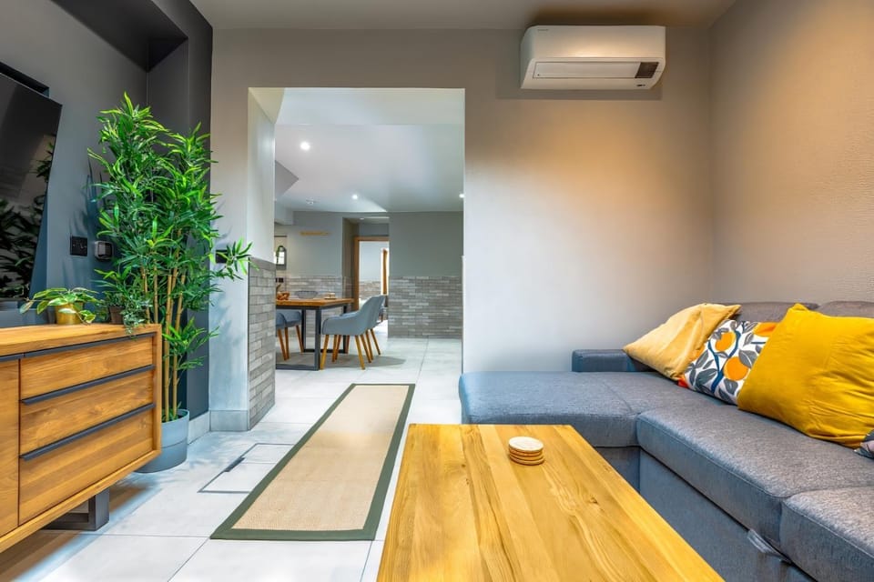 Living room, Seating area, Dining area, air conditioner