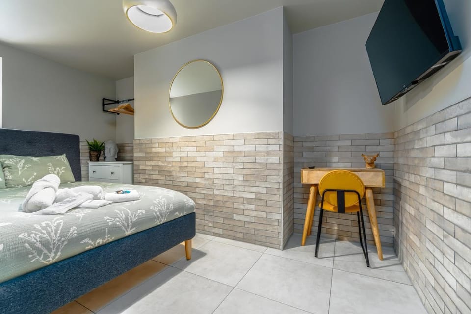 Bed, TV and multimedia, Photo of the whole room, Bedroom