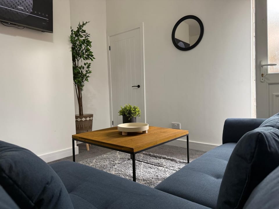 ResiLets - NEW 3 Bed Apt, Sleeps 5, Town Centre, Ideal for contractors, holidaymakers, Professional Short Stay Apartment in England
