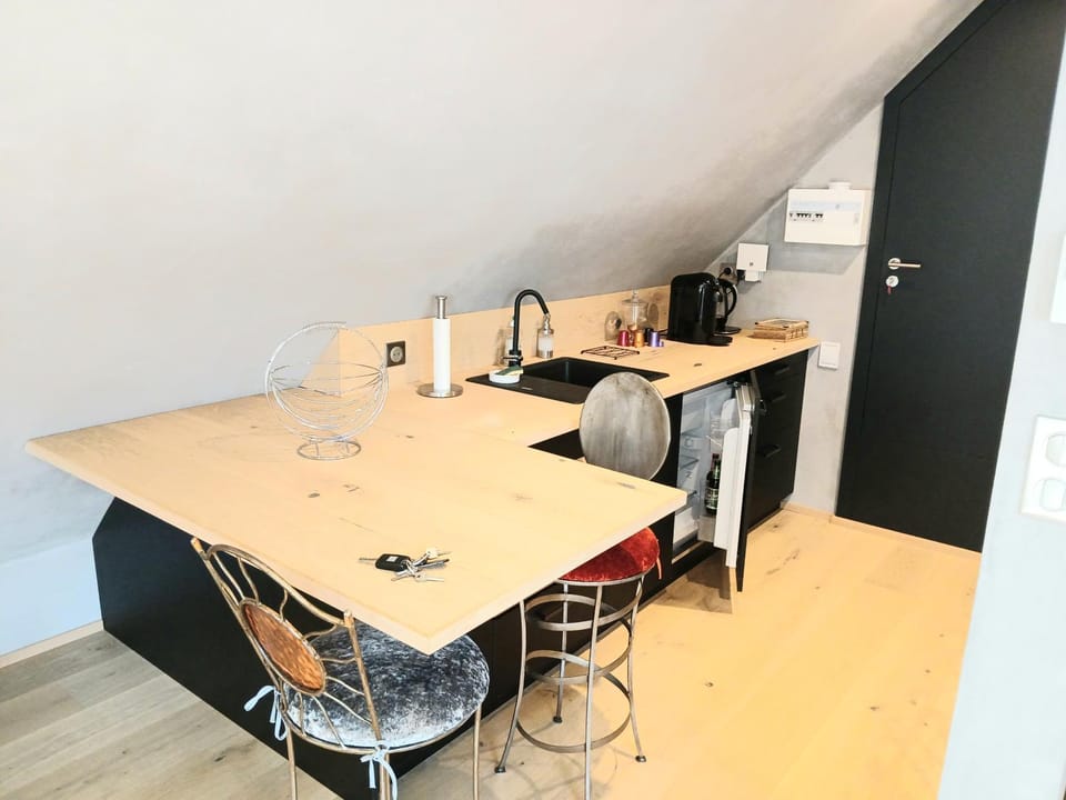 Kitchen or kitchenette, Dining area, minibar, stove, toaster