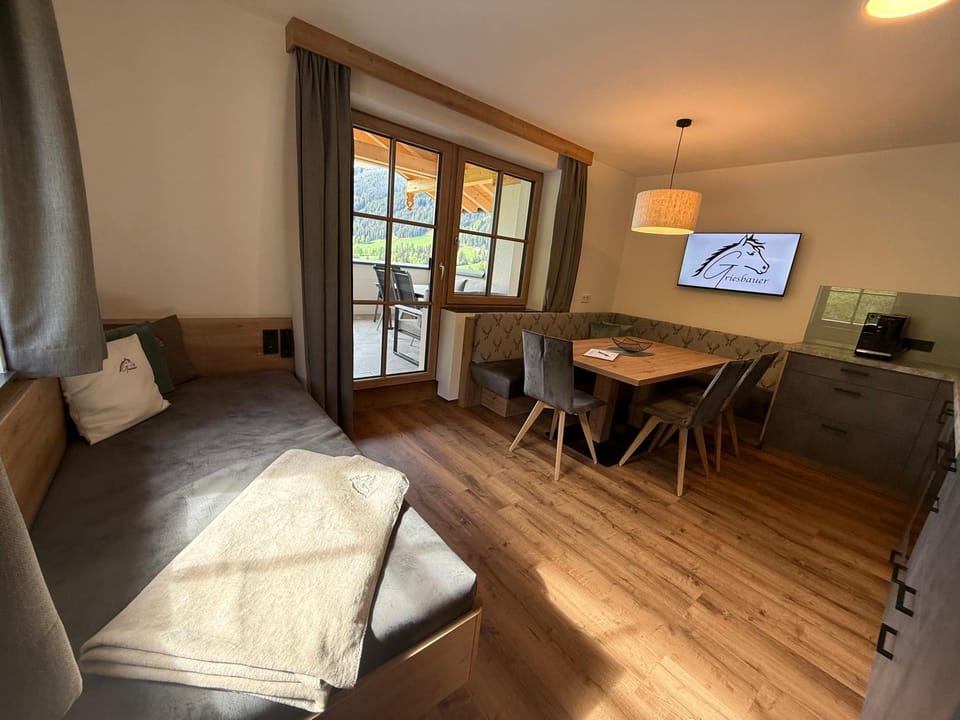 Kitchen or kitchenette, Living room, Seating area, Dining area