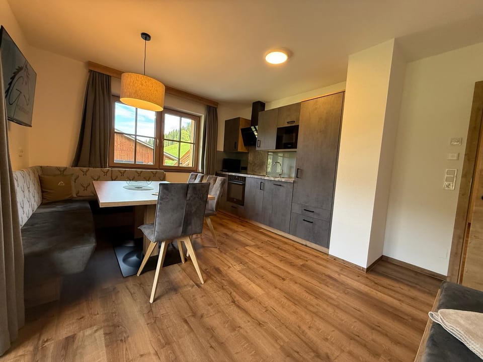 TV and multimedia, Kitchen or kitchenette, Dining area, oven, stove