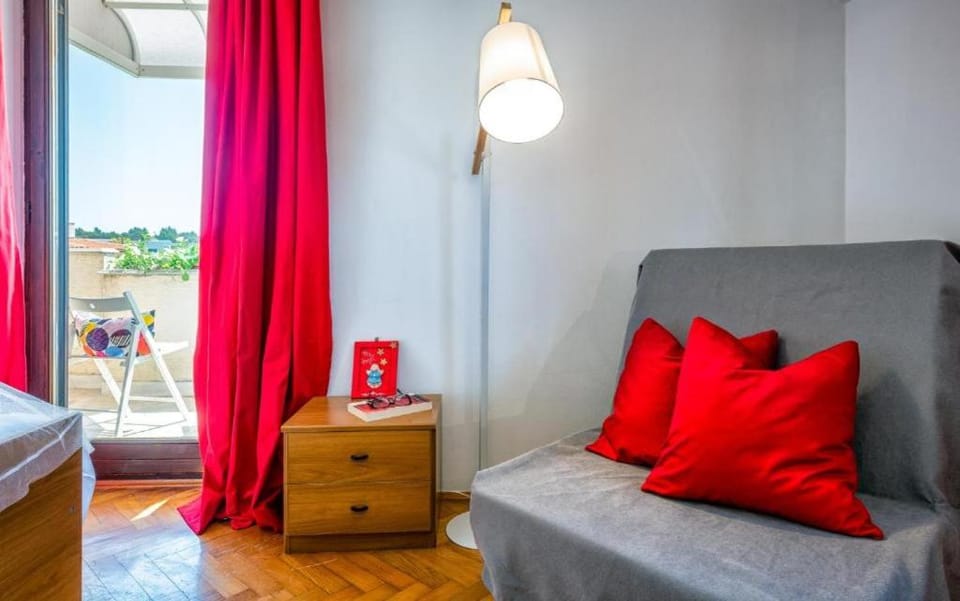 Bed, Seating area, Bedroom