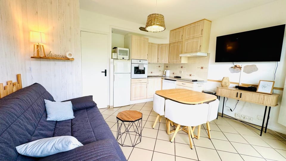 Kitchen or kitchenette, Living room, oven
