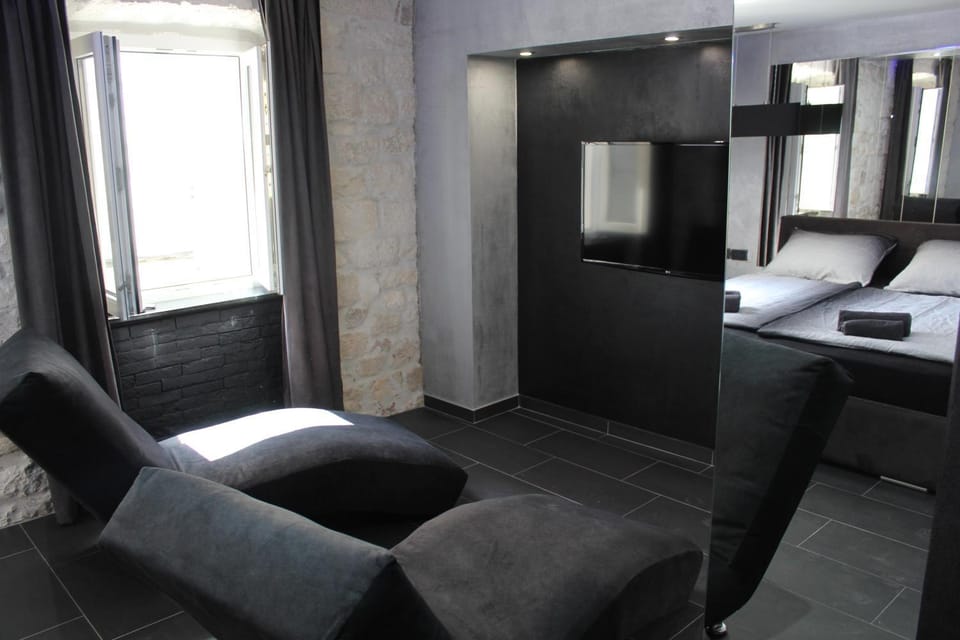 TV and multimedia, Seating area, Bedroom