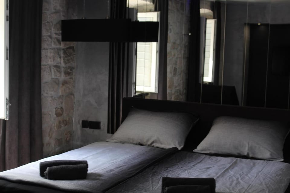 Bed, Bedroom, towels