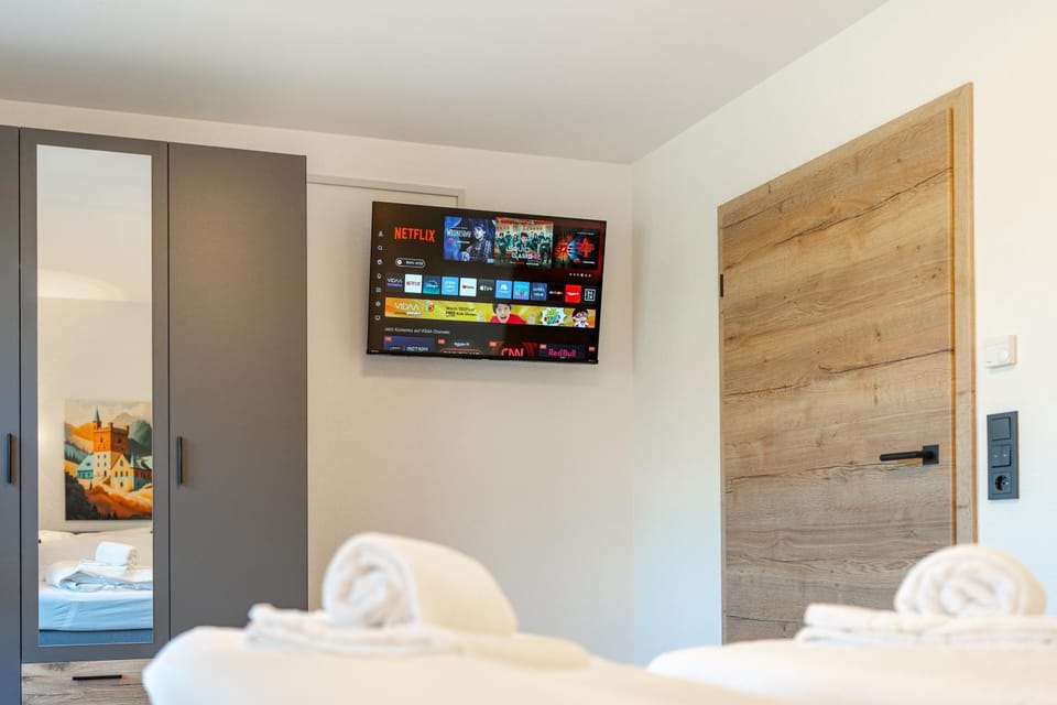 Bed, TV and multimedia, Photo of the whole room, Bedroom, towels