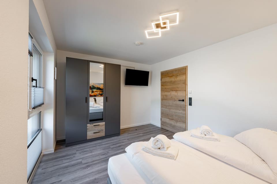Bed, TV and multimedia, Photo of the whole room, Bedroom, towels, wardrobe
