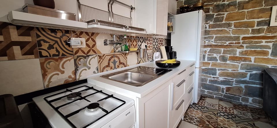 Kitchen or kitchenette, oven