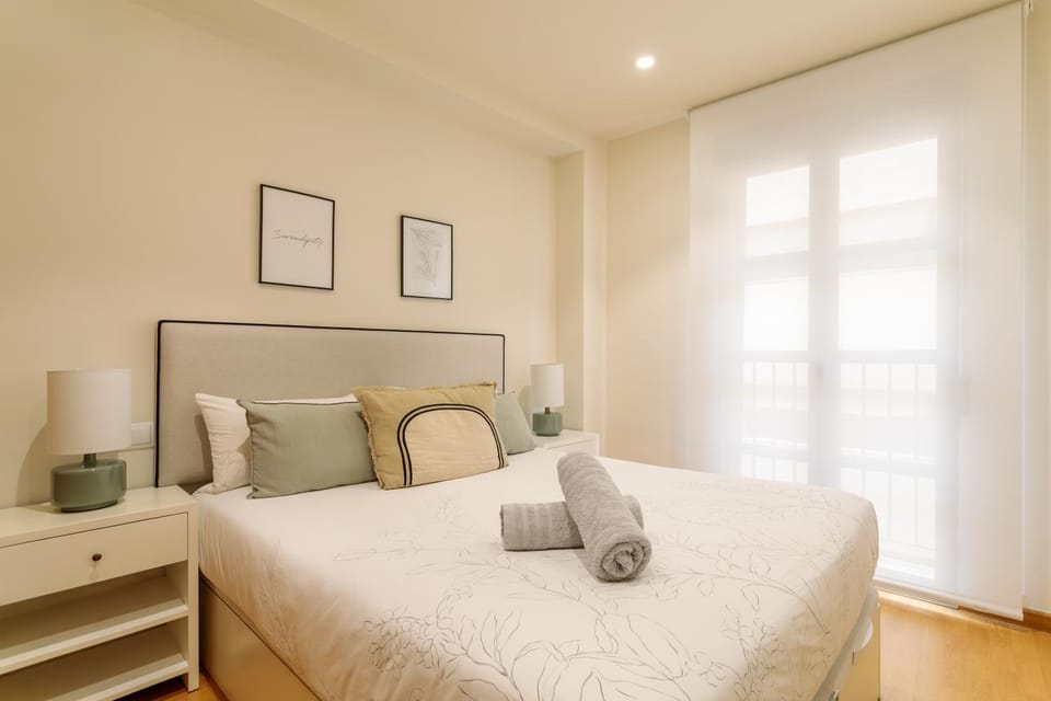 Photo of the whole room, Bedroom