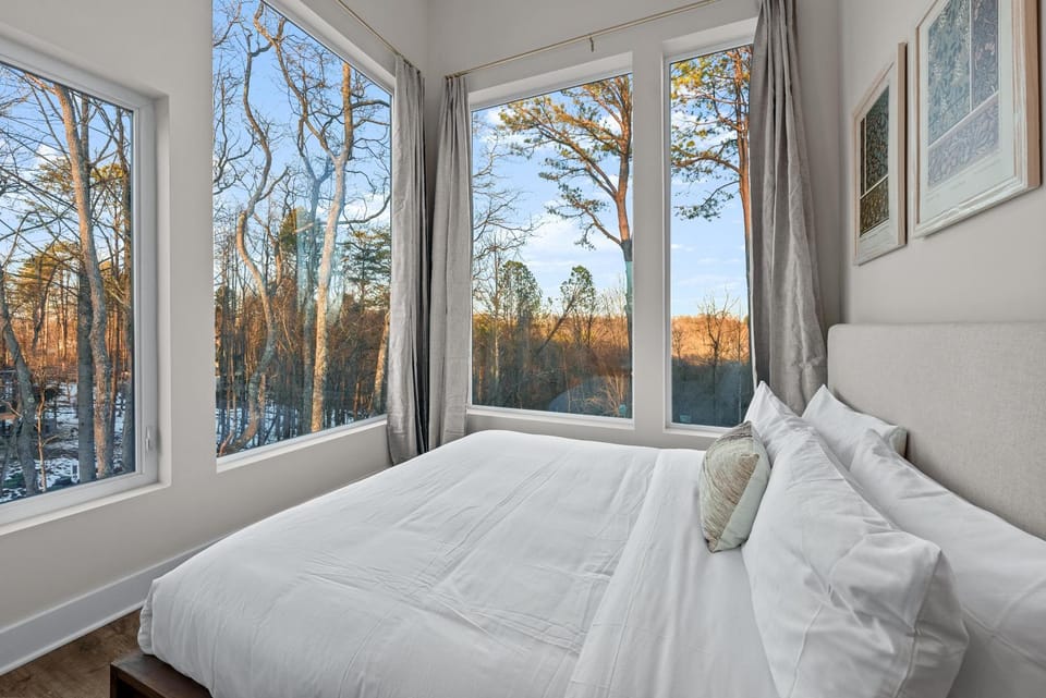 Photo of the whole room, Bedroom