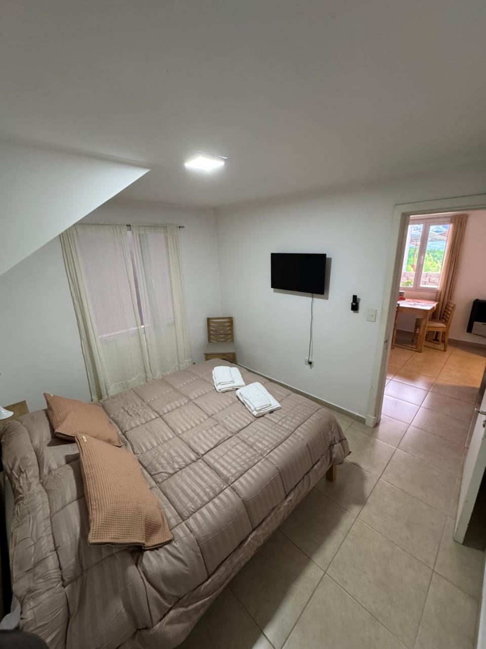 Bed, TV and multimedia, Bedroom, towels
