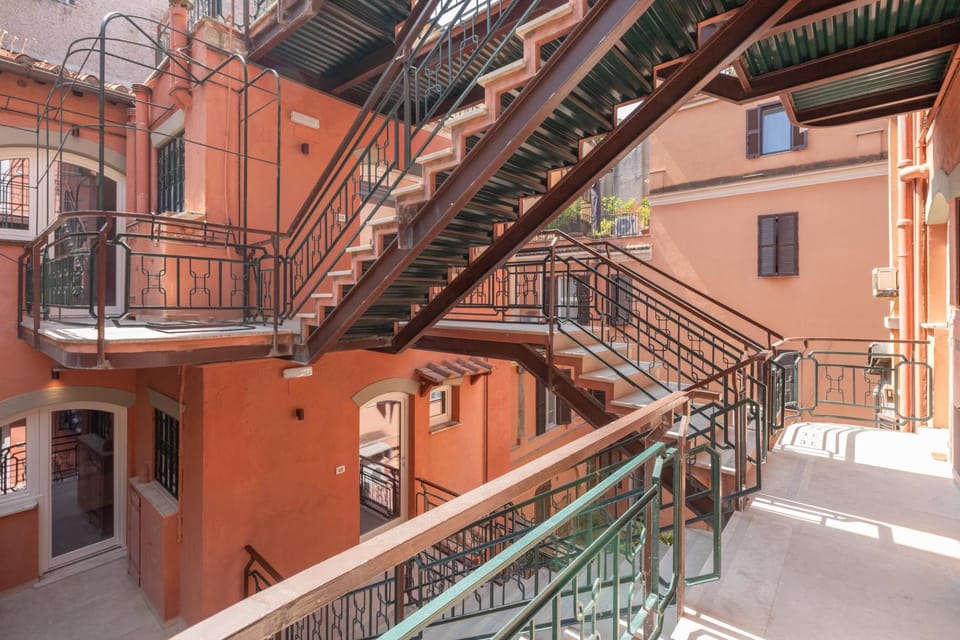 Day, Inner courtyard view