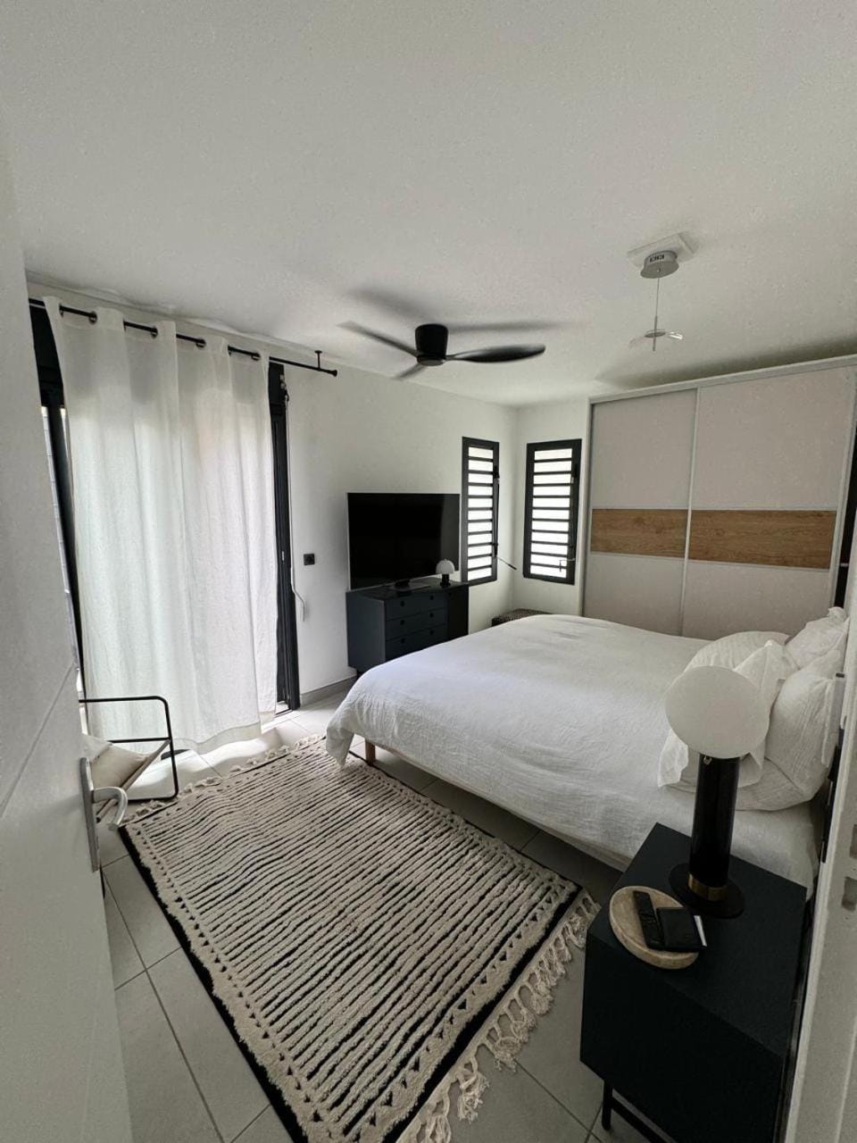 Bed, TV and multimedia, Photo of the whole room, Bedroom