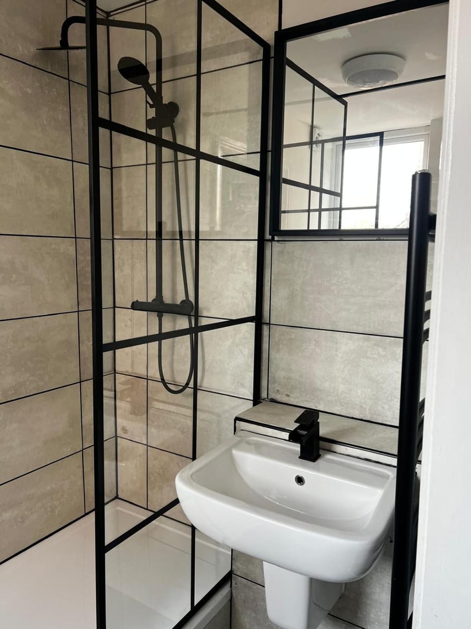 ResiLets - Ground Plessey Road Apt Apartment in England
