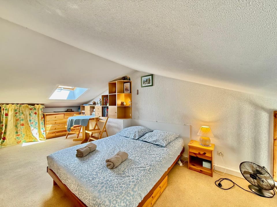 Bed, Photo of the whole room, Bedroom, towels