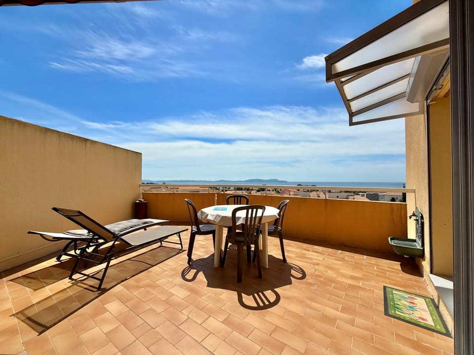 Patio, Natural landscape, View (from property/room), Balcony/Terrace, Dining area, Sea view