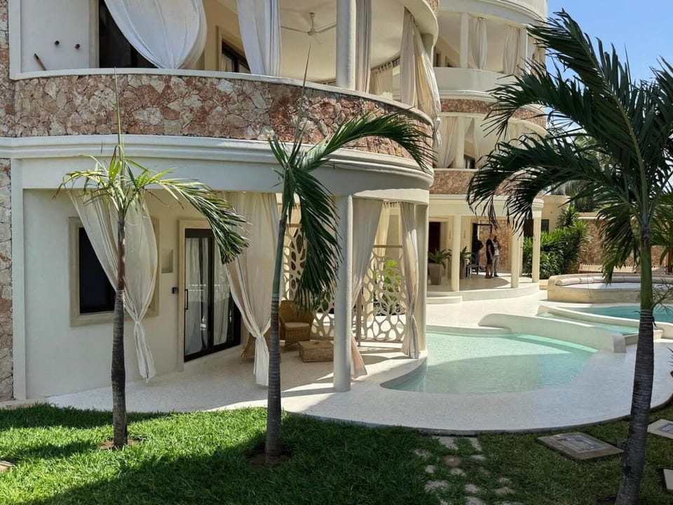Property building, Garden, Garden view, Swimming pool, sunbed