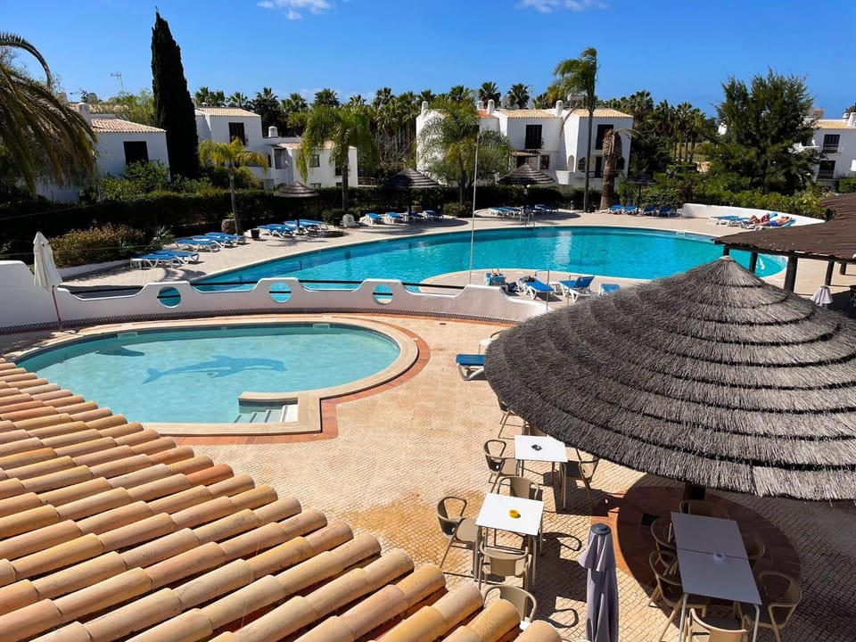 Property building, Day, Swimming pool, sunbed