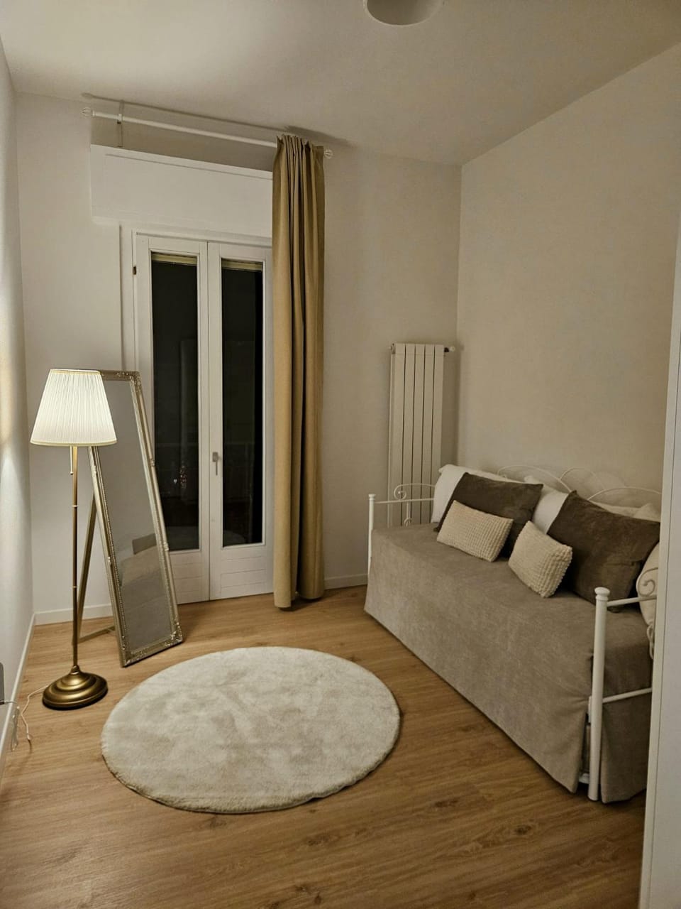 Bed, Living room, Seating area, Bedroom