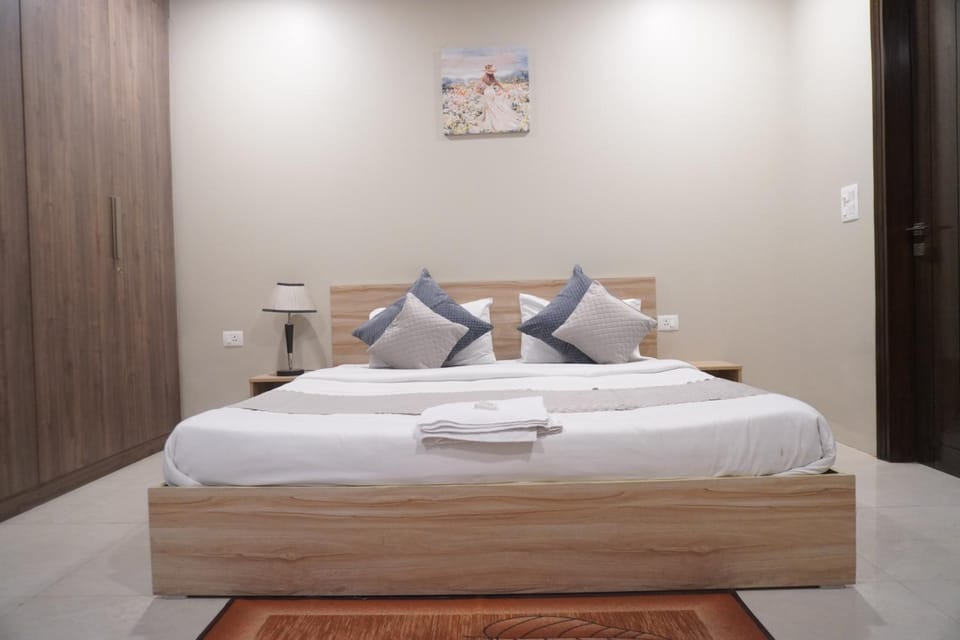 Bedroom, towels, wardrobe