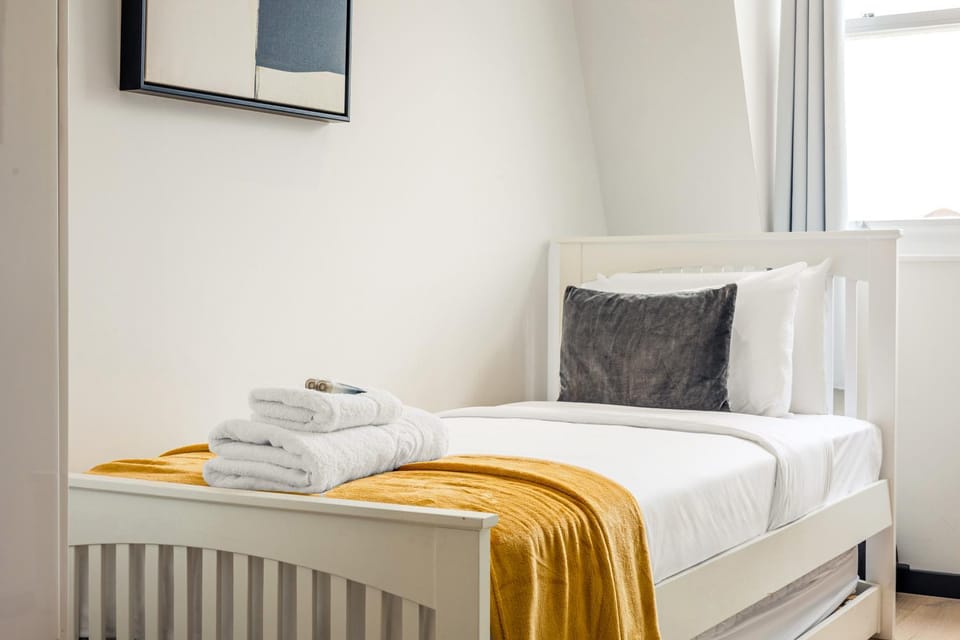 Bed, Bedroom, towels