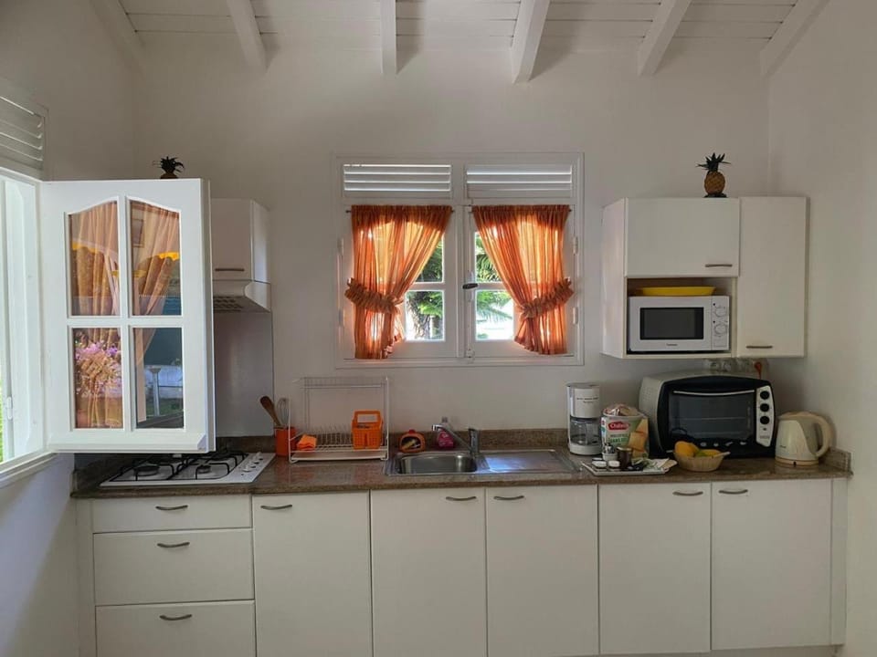 Coffee/tea facilities, Kitchen or kitchenette, oven, stove, toaster