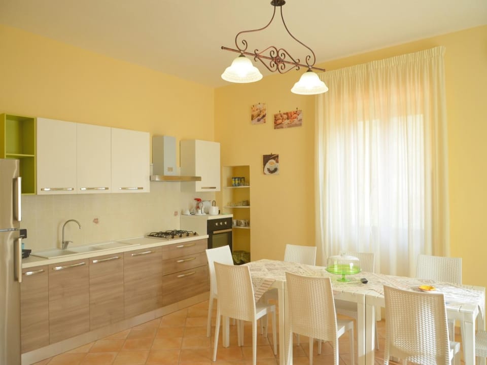 Kitchen or kitchenette, Dining area, pet friendly, stove