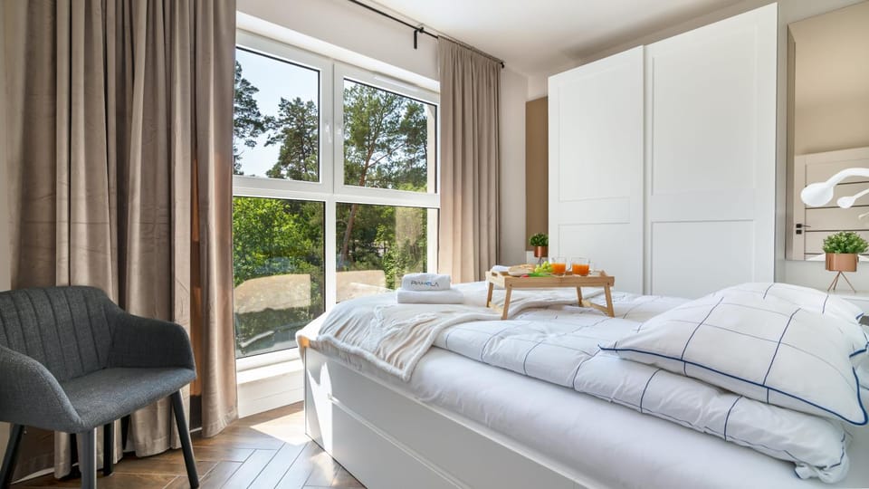 Bed, Photo of the whole room, Seating area, Bedroom